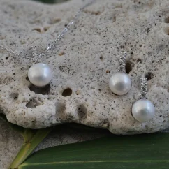 Stříbrný ŘETÍZEK a NÁUŠNICE s bílou perlou a zirkony