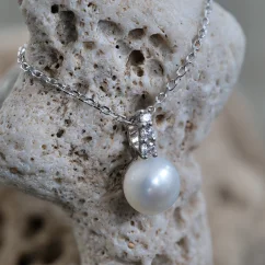 Stříbrný ŘETÍZEK a NÁUŠNICE s bílou perlou a zirkony